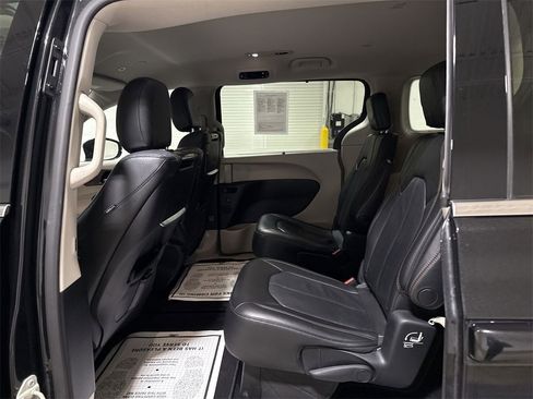 Used 2019 Chrysler Pacifica Touring-L Plus w/ Advanced Safetytec Group image 23