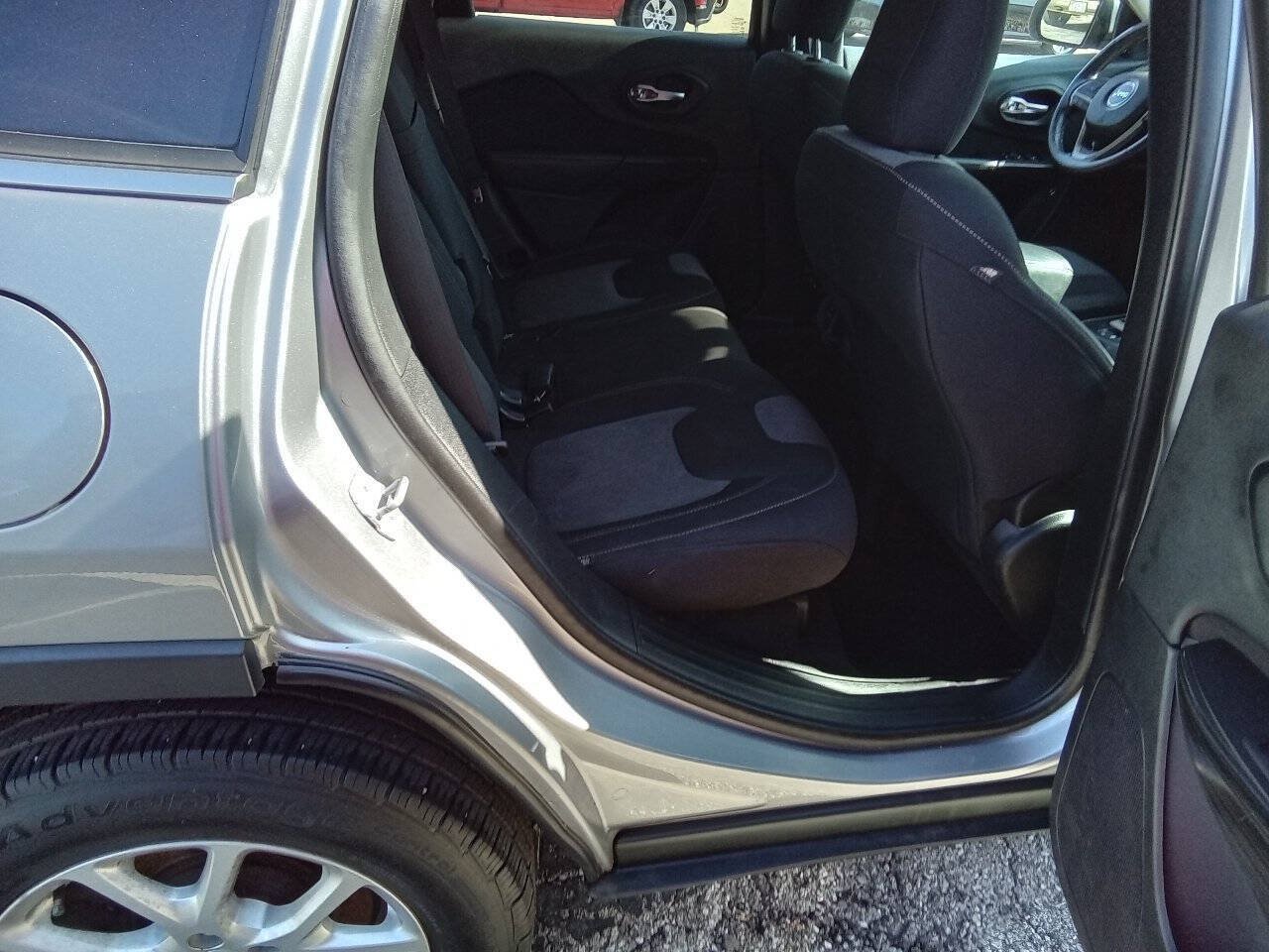 Used 2014 Jeep Cherokee Latitude w/ Cold Weather Group AWD/4WD image 6