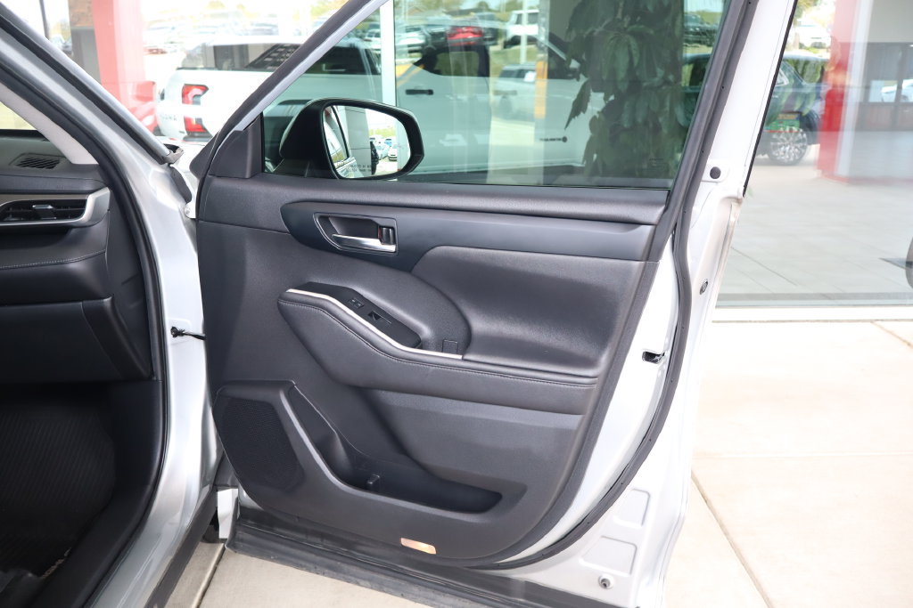 Used 2020 Toyota Highlander XLE AWD/4WD image 37