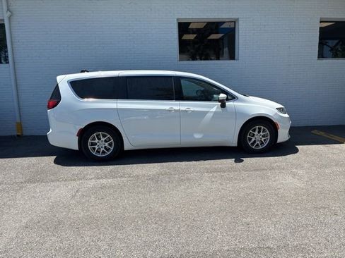 Used 2023 Chrysler Pacifica Touring-L FWD image 12