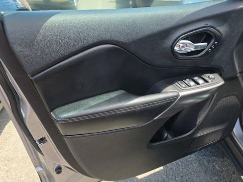 Used 2019 Jeep Cherokee Limited AWD/4WD image 8