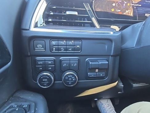 Used 2025 Chevrolet Suburban Z71 image 19