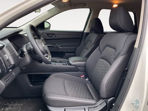 Used 2025 Nissan Pathfinder S image 9