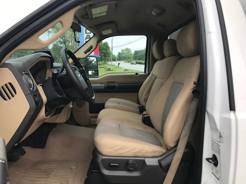 Used 2016 Ford F550 2WD Regular Cab Super Duty image 2