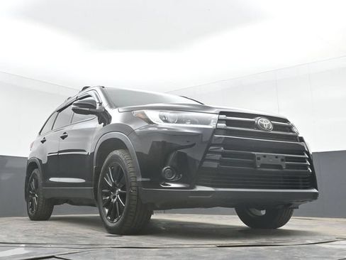 Used 2019 Toyota Highlander SE w/ Nightshade Edition FWD image 45