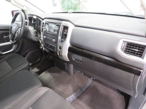 Used 2018 Nissan Titan SV image 9