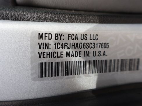 Used 2025 Jeep Grand Cherokee Altitude AWD/4WD image 40