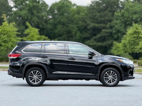 Used 2019 Toyota Highlander XLE AWD/4WD image 12