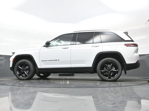 New 2025 Jeep Grand Cherokee Altitude AWD/4WD image 12