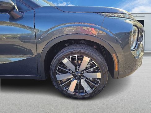 New 2025 Mitsubishi Outlander SE image 2