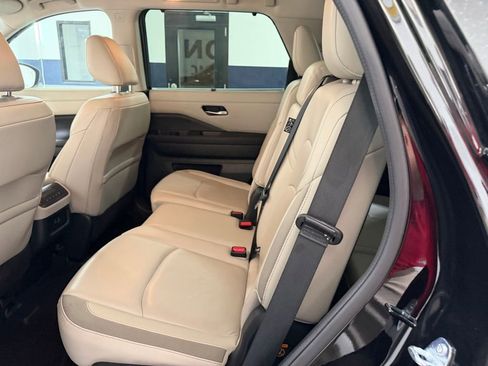 Used 2025 Nissan Pathfinder SL image 14