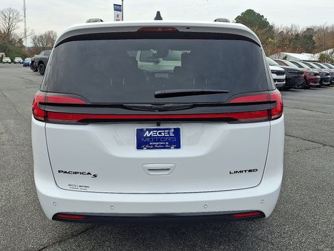 New 2026 Chrysler Pacifica Limited w/ Uconnect Theater Family Group image 5