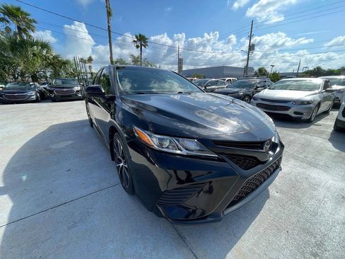 Used 2020 Toyota Camry SE FWD image 3