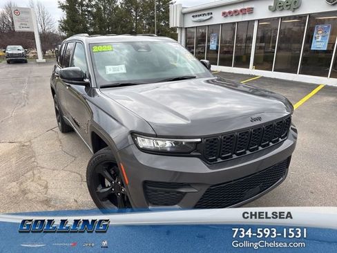 Used 2025 Jeep Grand Cherokee Altitude AWD/4WD image 1