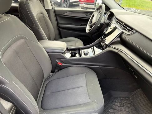 Used 2023 Jeep Grand Cherokee Laredo w/ Luxury Tech Group I AWD/4WD image 13