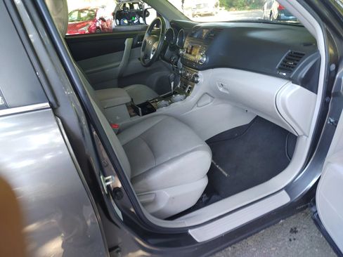 Used 2012 Toyota Highlander SE w/ Tow Pkg FWD image 32