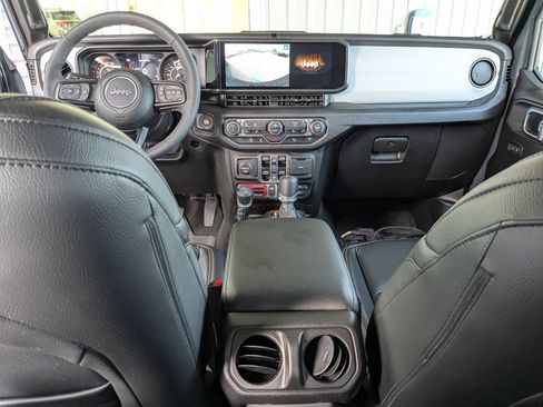 Used 2025 Jeep Wrangler Unlimited Sport AWD/4WD image 26