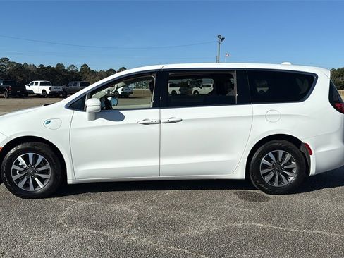 Used 2022 Chrysler Pacifica Touring-L image 5