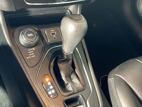 Used 2019 Jeep Cherokee Latitude Plus w/ Comfort/Convenience Group image 17