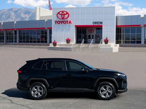 Used 2025 Toyota RAV4 LE AWD/4WD image 3