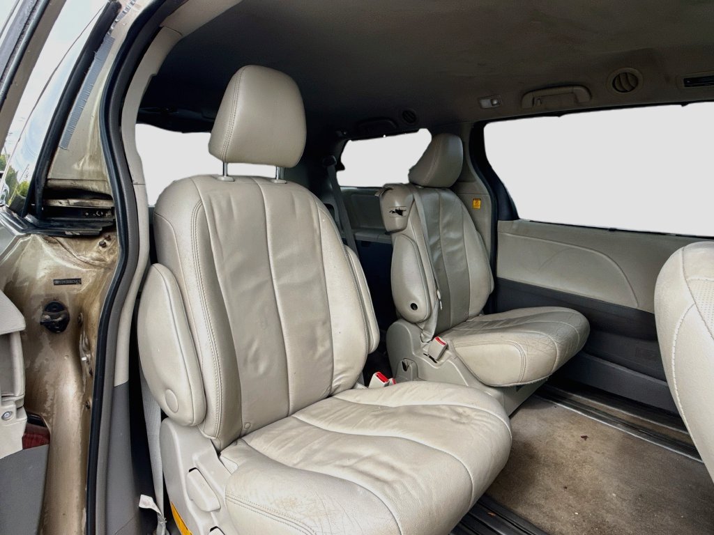 Used 2013 Toyota Sienna XLE FWD image 35