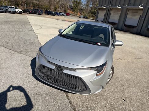 Used 2020 Toyota Corolla LE image 3