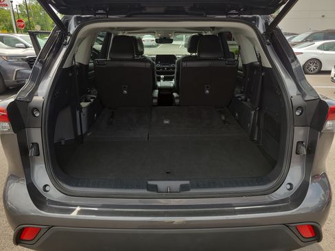 Used 2023 Toyota Highlander XLE AWD/4WD image 31