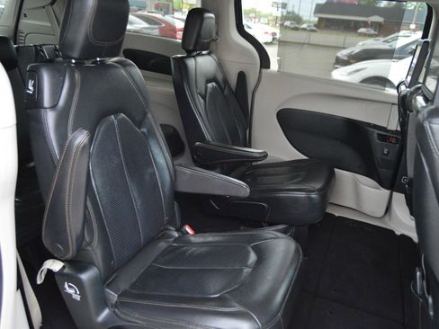 Used 2017 Chrysler Pacifica Touring-L Plus image 22