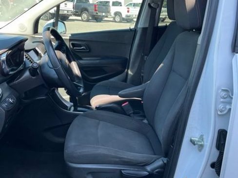 Used 2018 Chevrolet Trax LS FWD image 28