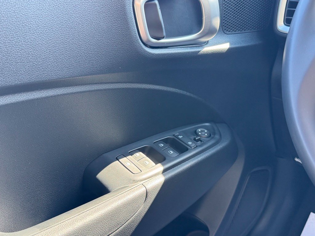 Used 2024 Hyundai Venue SEL FWD image 18