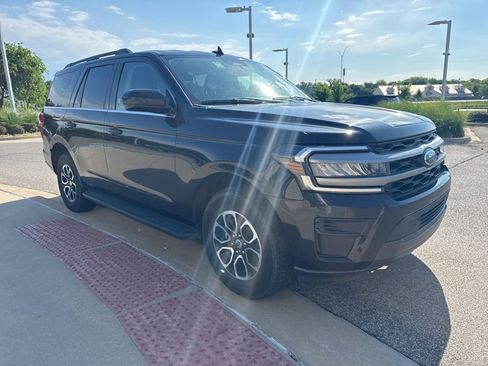 Used 2024 Ford Expedition XLT RWD image 3