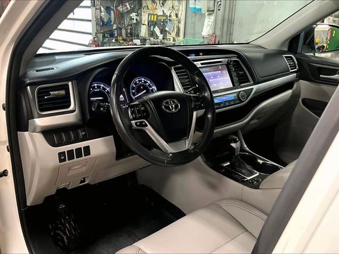Used 2014 Toyota Highlander XLE image 18