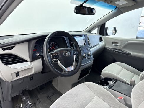 Used 2015 Toyota Sienna LE image 12
