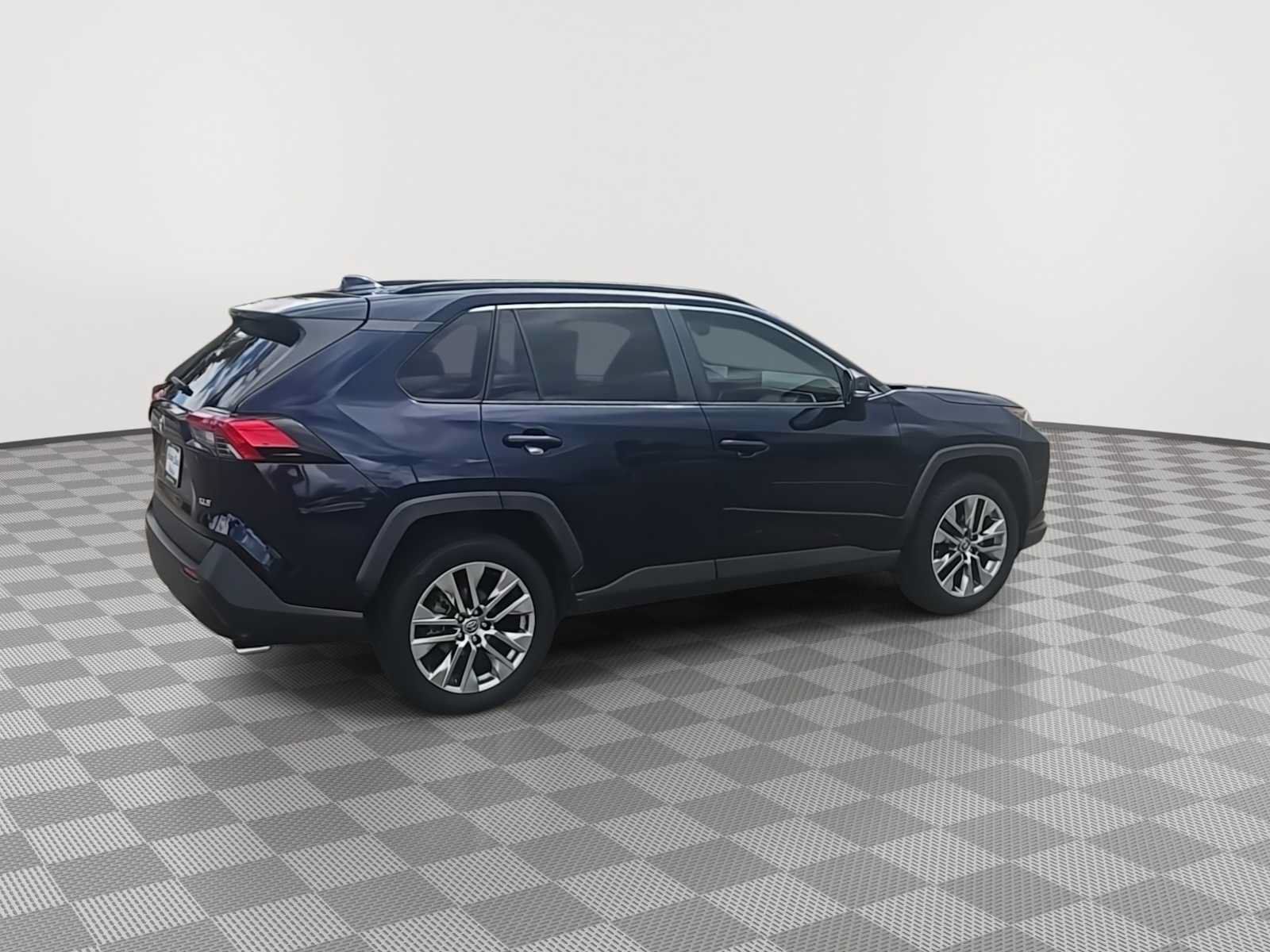 Used 2021 Toyota RAV4 XLE Premium FWD image 9