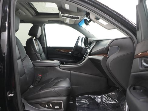 Used 2018 Cadillac Escalade Luxury AWD/4WD image 12