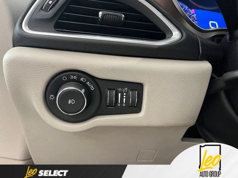 Used 2018 Chrysler Pacifica Touring-L Plus w/ Tire & Wheel Group FWD image 28