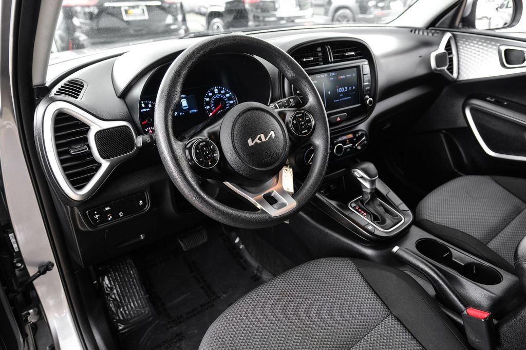 Used 2022 Kia Soul LX w/ Technology Package FWD image 3