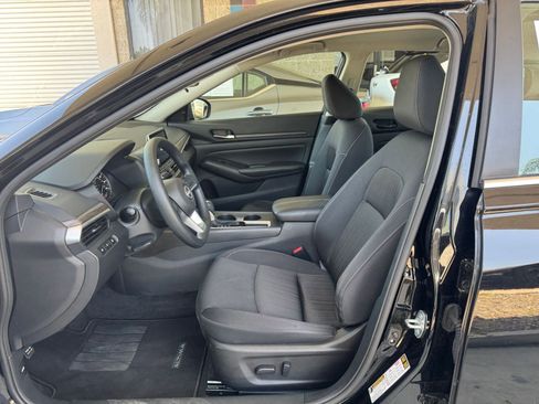 Used 2025 Nissan Altima 2.5 SV FWD image 28
