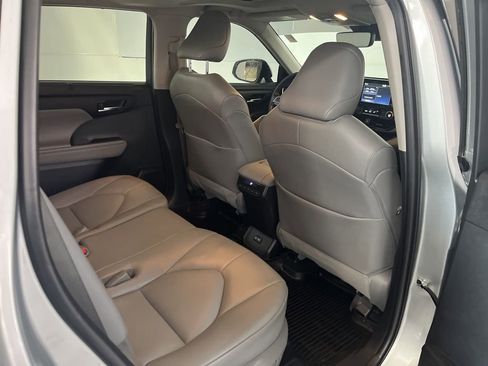 Used 2022 Toyota Highlander XLE image 26