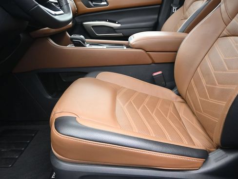 Used 2025 Nissan Pathfinder Platinum w/ Cargo Package FWD image 13