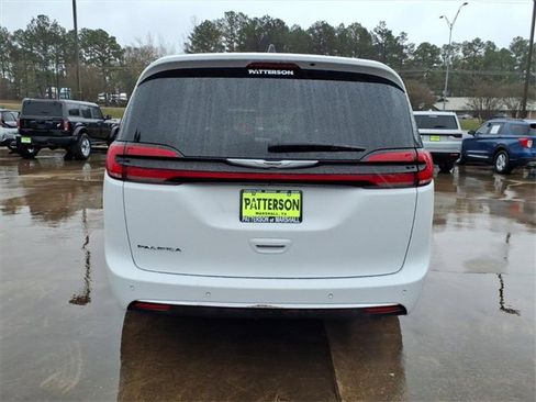 Used 2025 Chrysler Pacifica Select image 3