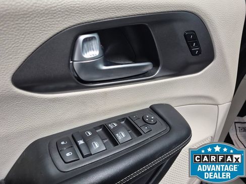 Used 2023 Chrysler Pacifica Touring-L FWD image 25