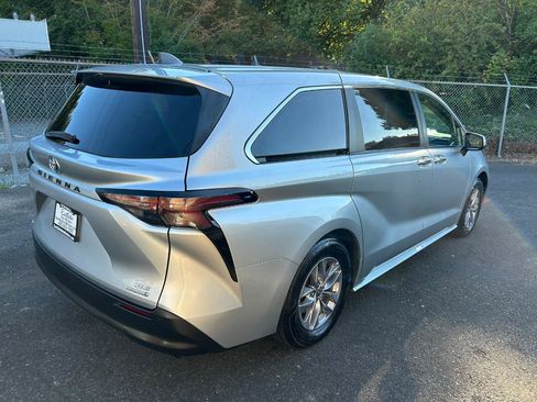 Used 2023 Toyota Sienna XLE AWD/4WD image 5