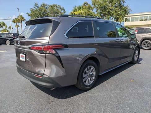 Used 2022 Toyota Sienna XLE FWD image 3