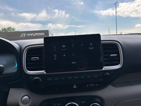 Used 2025 Hyundai Venue Limited FWD image 48