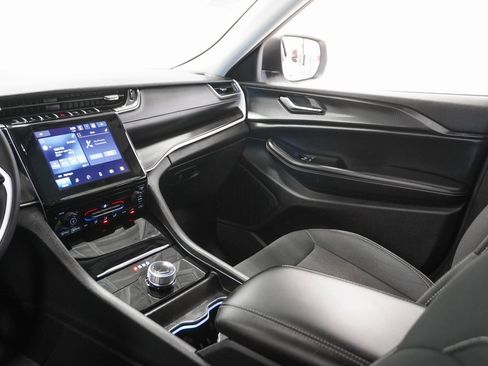 Certified 2024 Jeep Grand Cherokee Laredo image 16