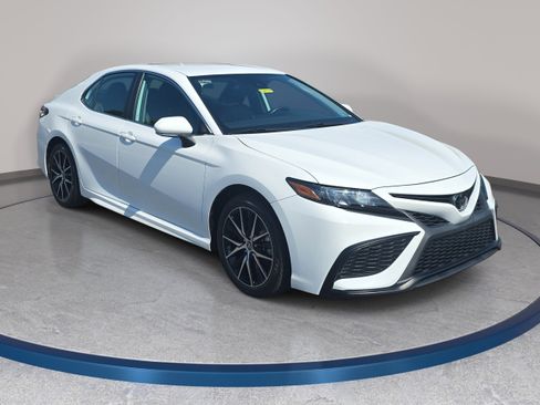 Used 2024 Toyota Camry SE FWD image 3