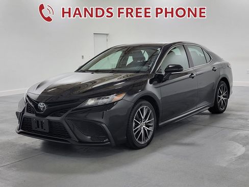 Used 2023 Toyota Camry SE image 4
