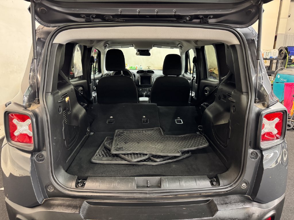 Used 2023 Jeep Renegade Latitude AWD/4WD image 7