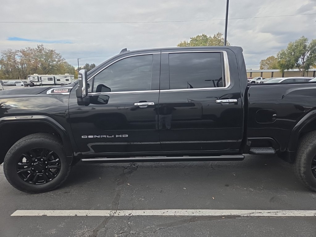 Used 2021 GMC Sierra 2500 Denali w/ Denali Black Diamond Edition AWD/4WD image 2